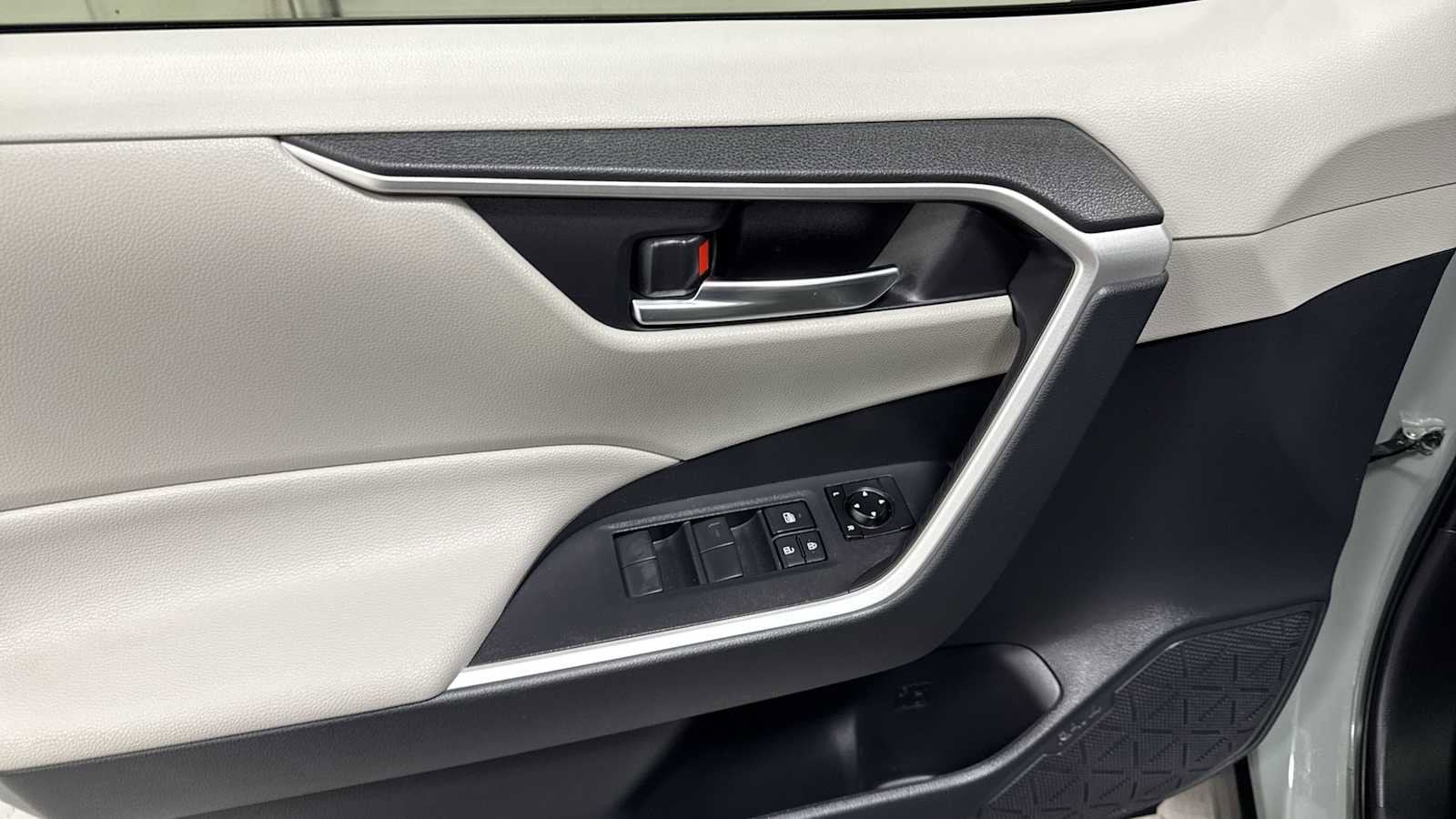 Thumbnail: 2021 Toyota RAV4 - 15