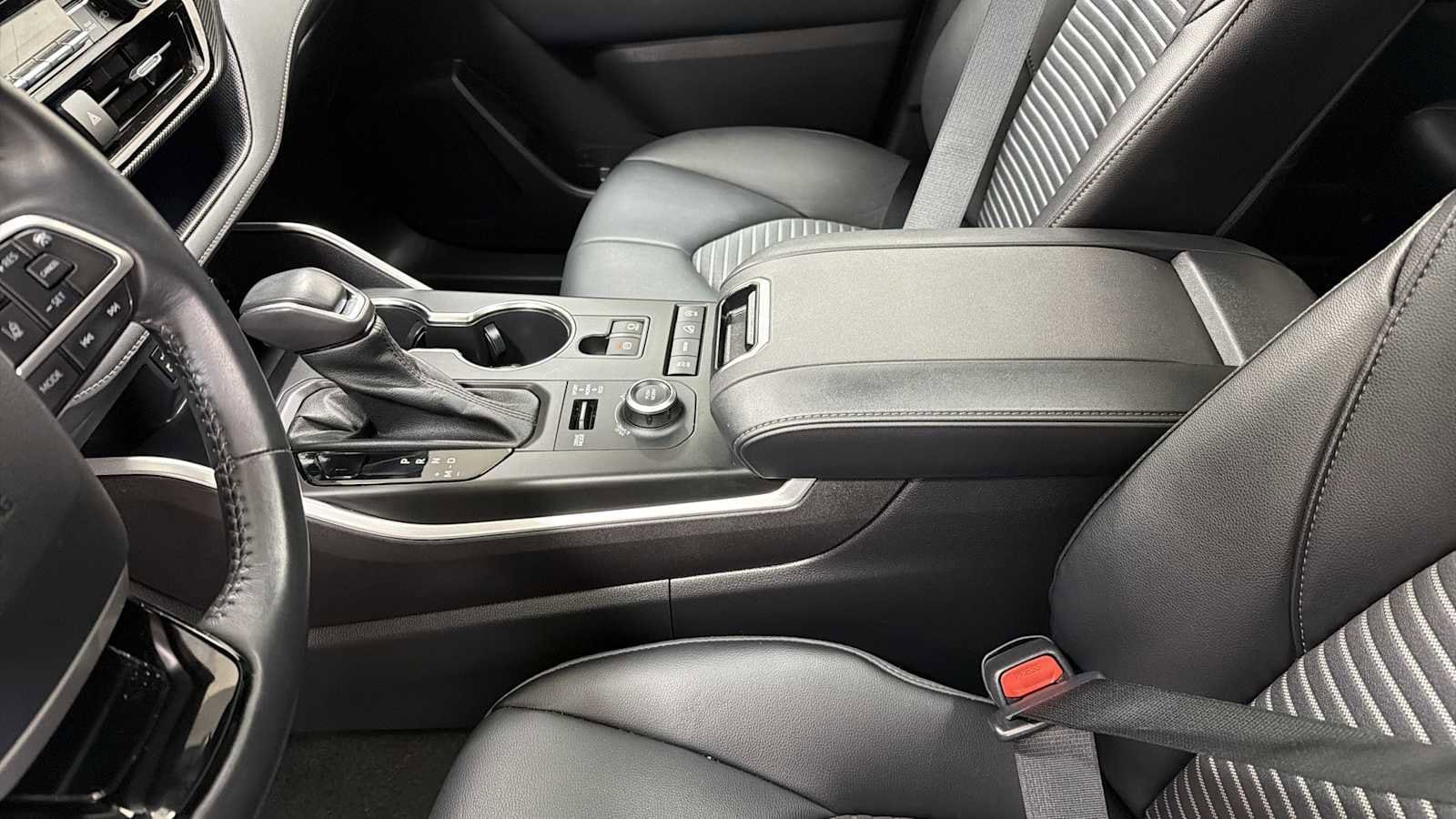 Thumbnail: 2022 Toyota Highlander - 22