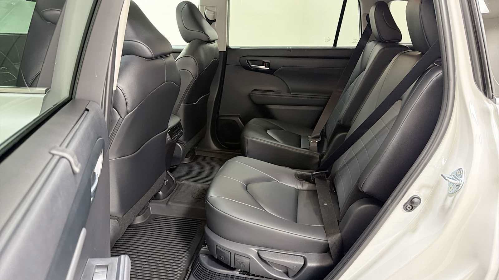 Thumbnail: 2026 Toyota Highlander - 25