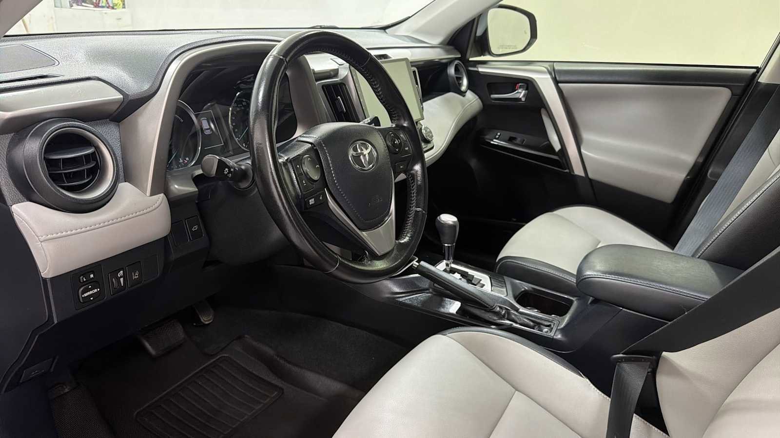 Thumbnail: 2016 Toyota RAV4 - 12