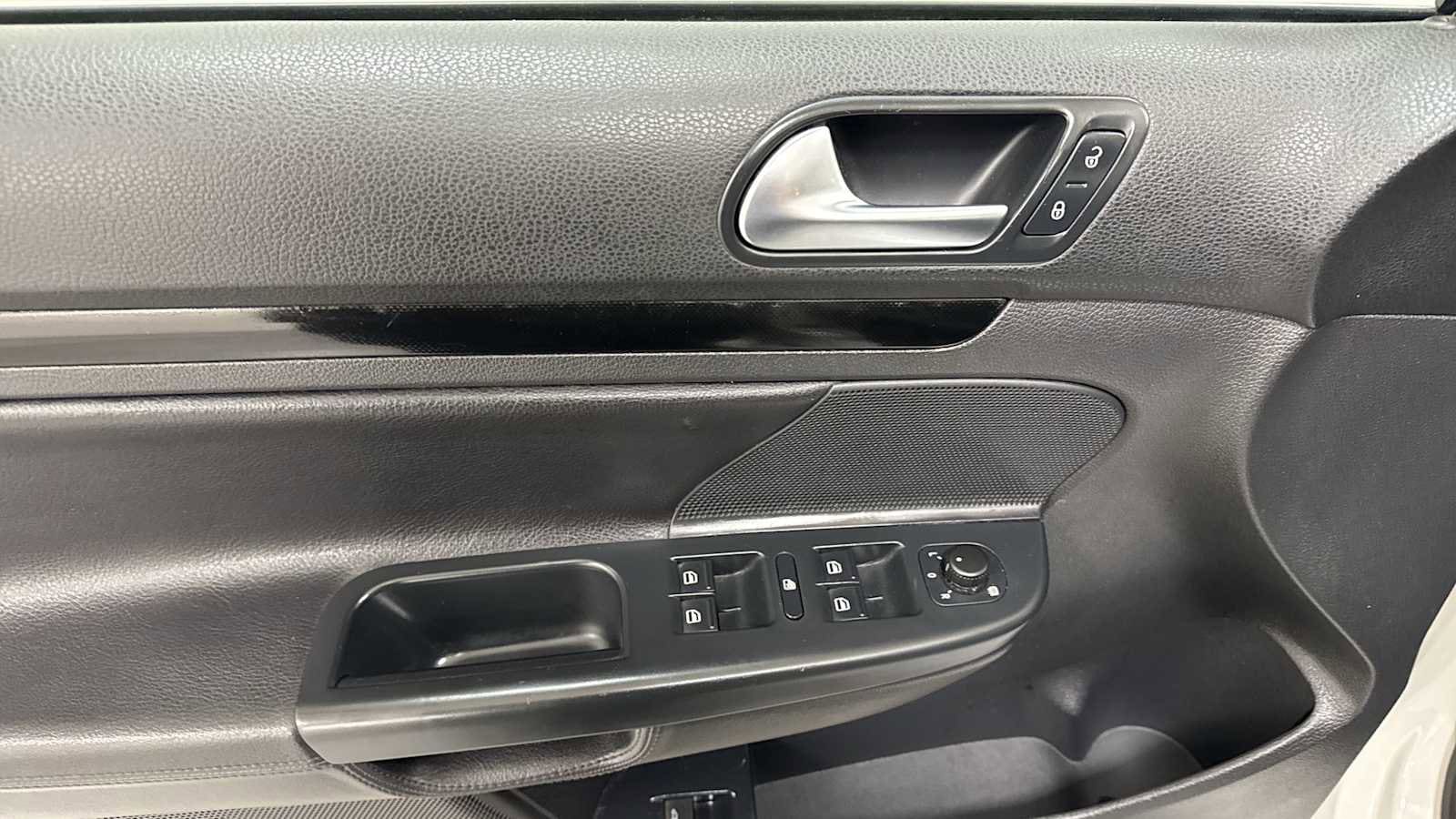 Thumbnail: 2011 Volkswagen Jetta - 15