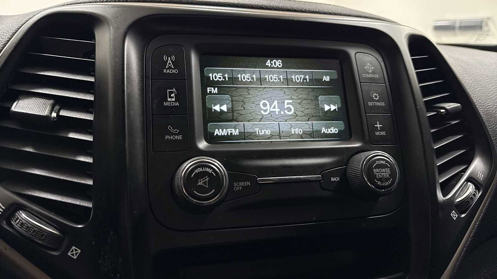 Thumbnail: 2017 Jeep Cherokee - 18