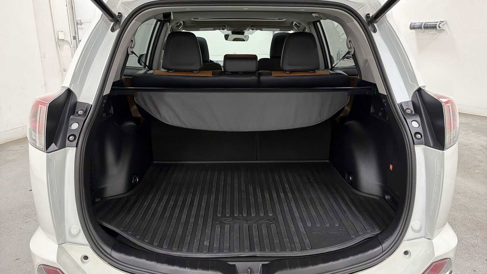 Thumbnail: 2018 Toyota RAV4 - 28