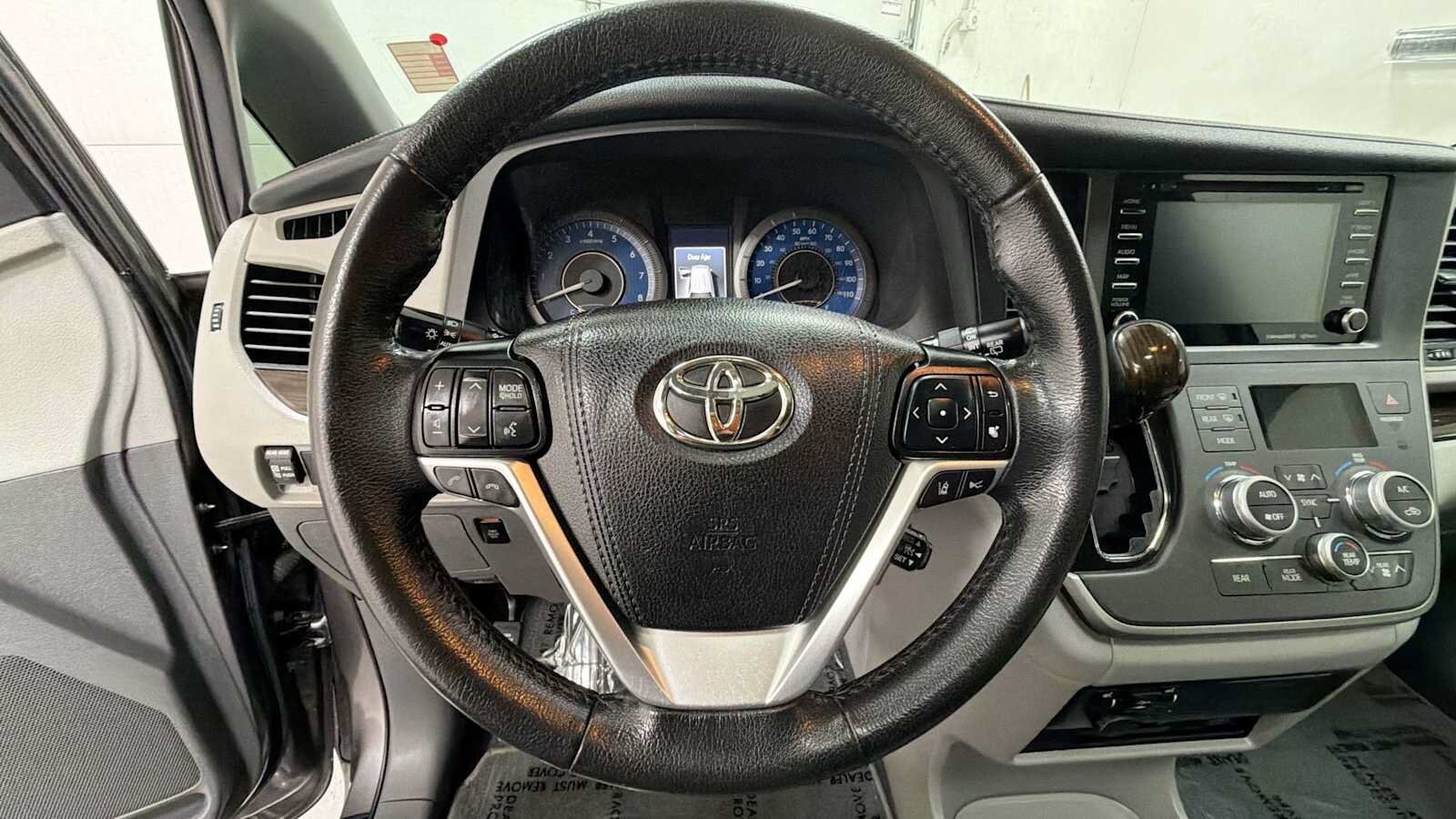 Thumbnail: 2020 Toyota Sienna - 16