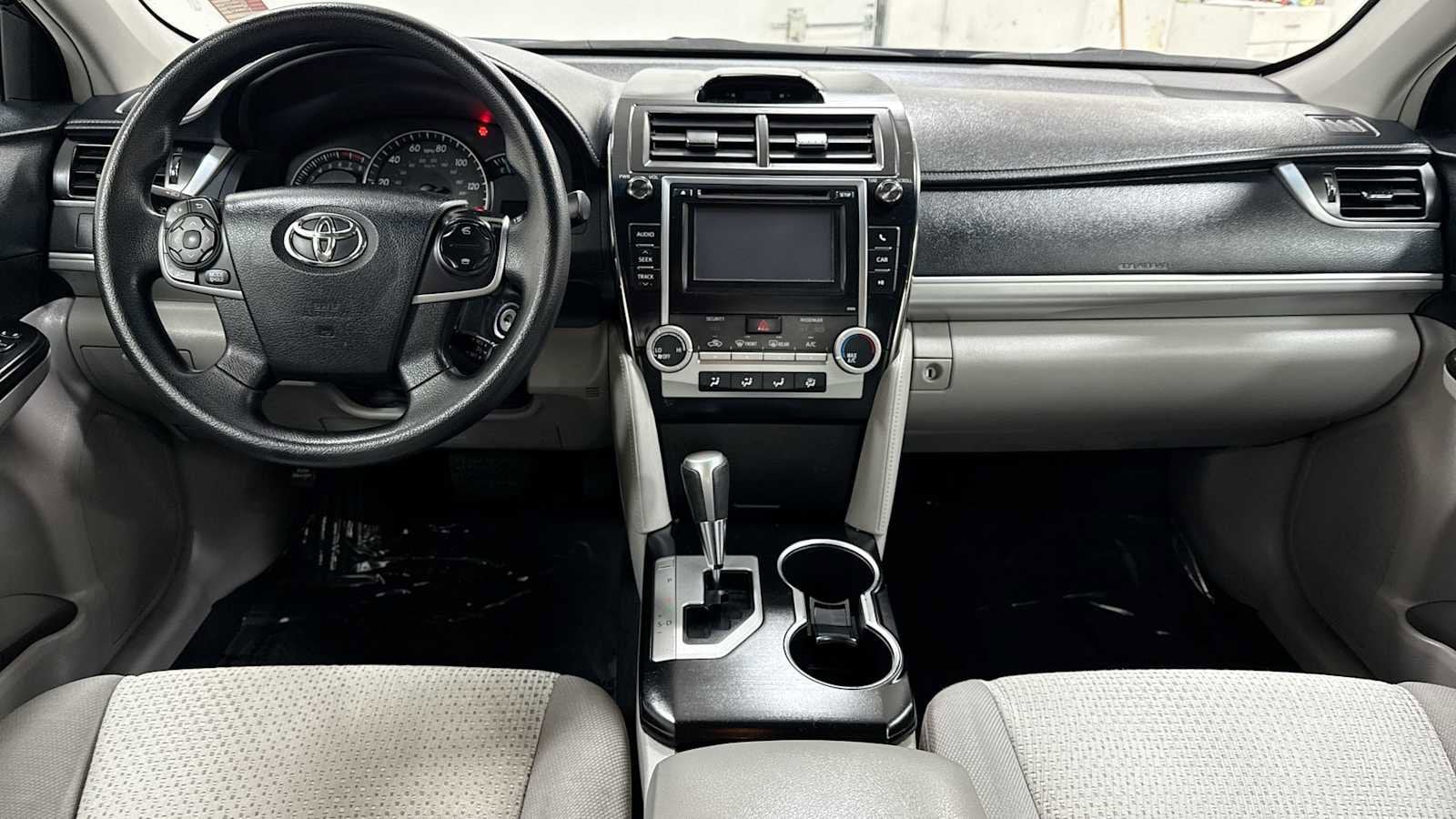 2014 Toyota Camry LE 24