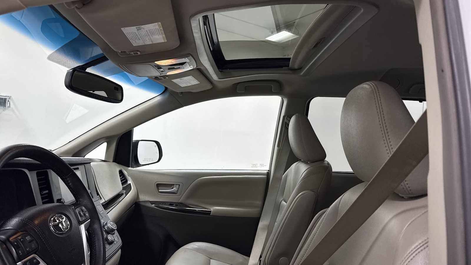 Thumbnail: 2017 Toyota Sienna - 24