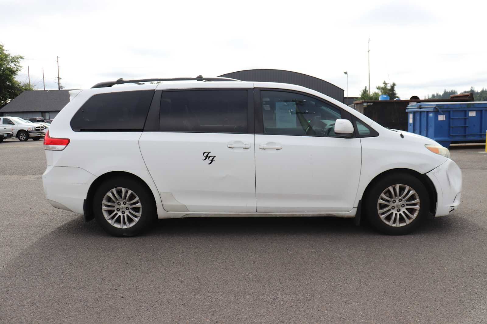 Thumbnail: 2011 Toyota Sienna - 4