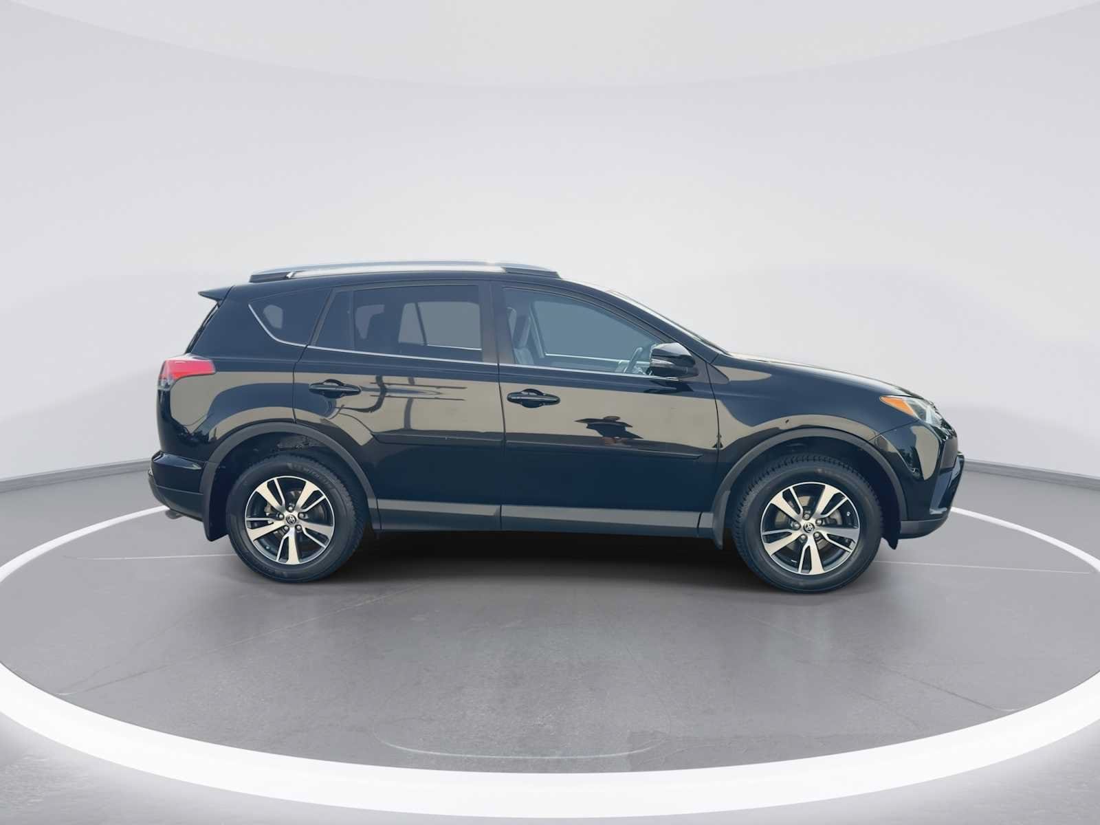 Thumbnail: 2016 Toyota RAV4 - 8