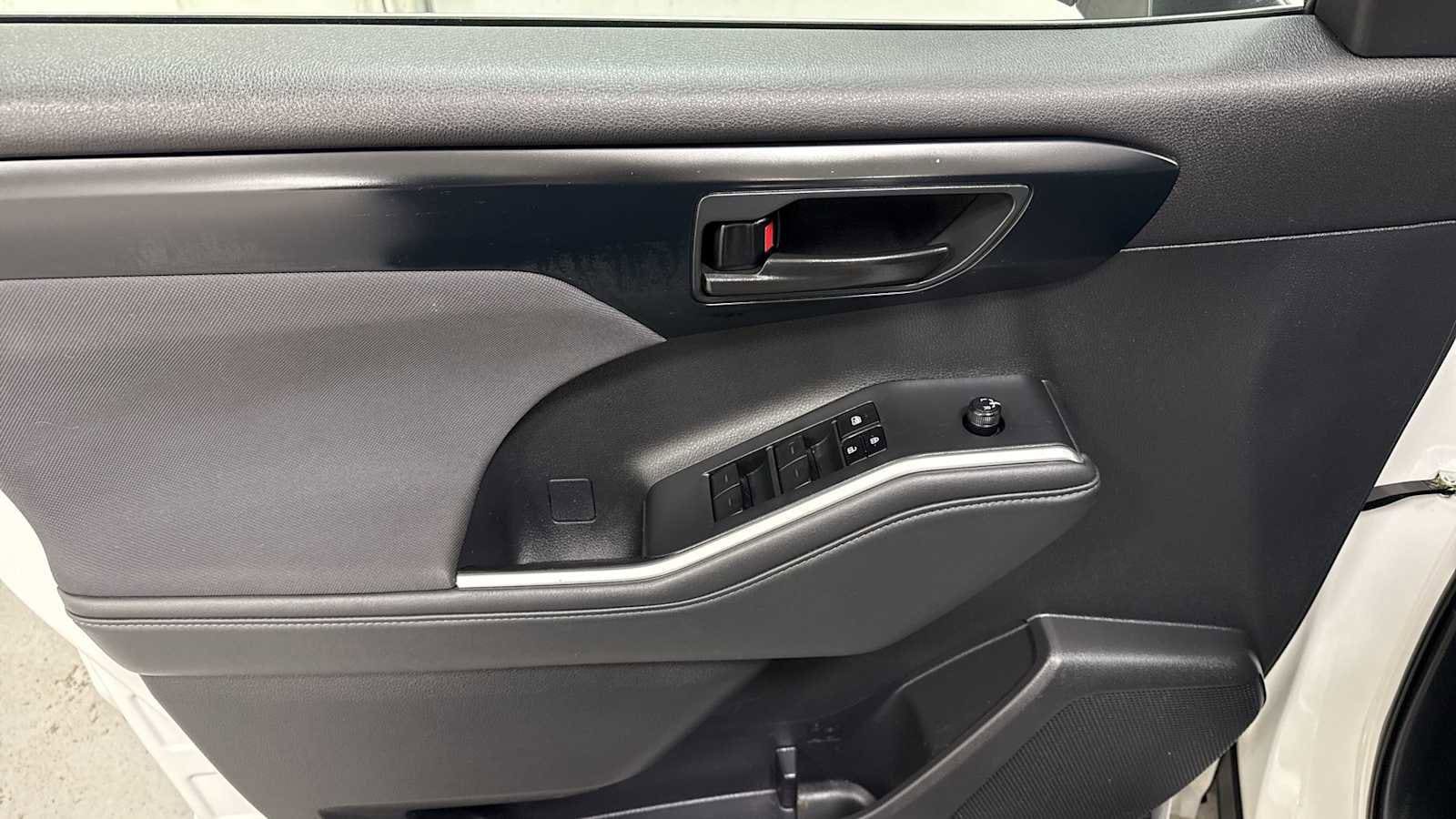 Thumbnail: 2023 Toyota Highlander - 15