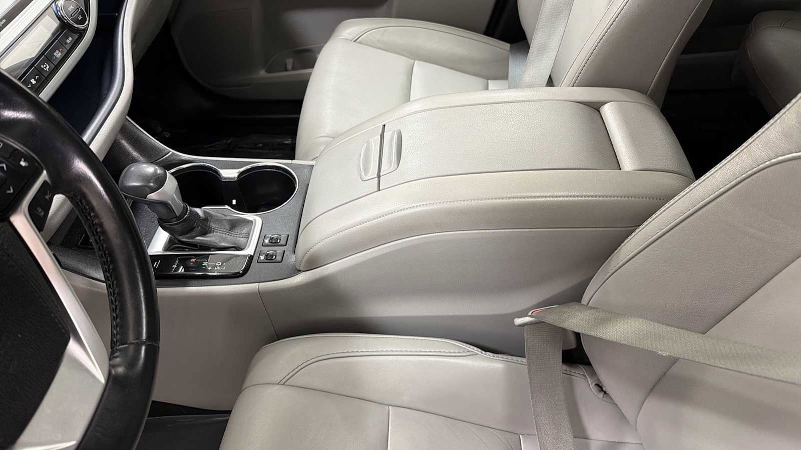 Thumbnail: 2017 Toyota Highlander - 22