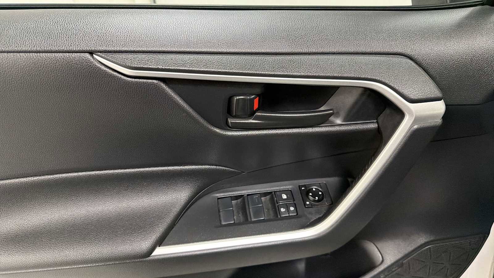 Thumbnail: 2021 Toyota RAV4 - 15