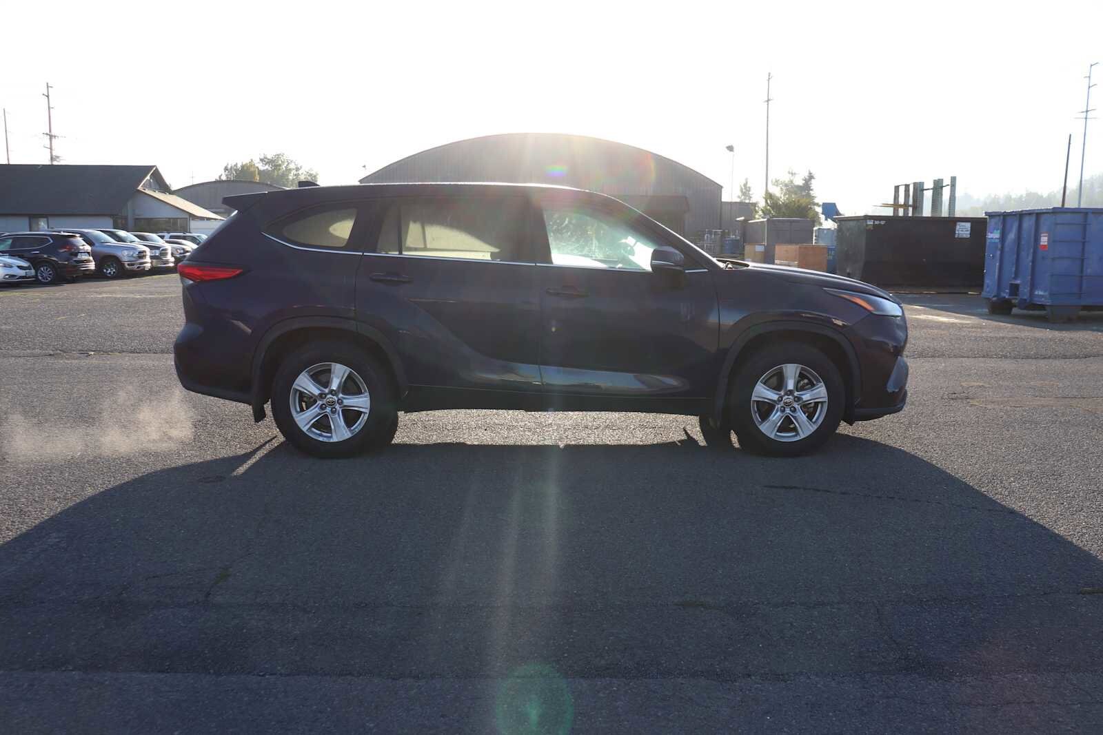 2021 Toyota Highlander LE photo 4