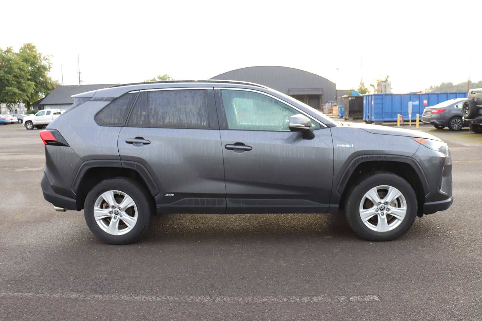 2021 Toyota RAV4 Hybrid LE photo 2