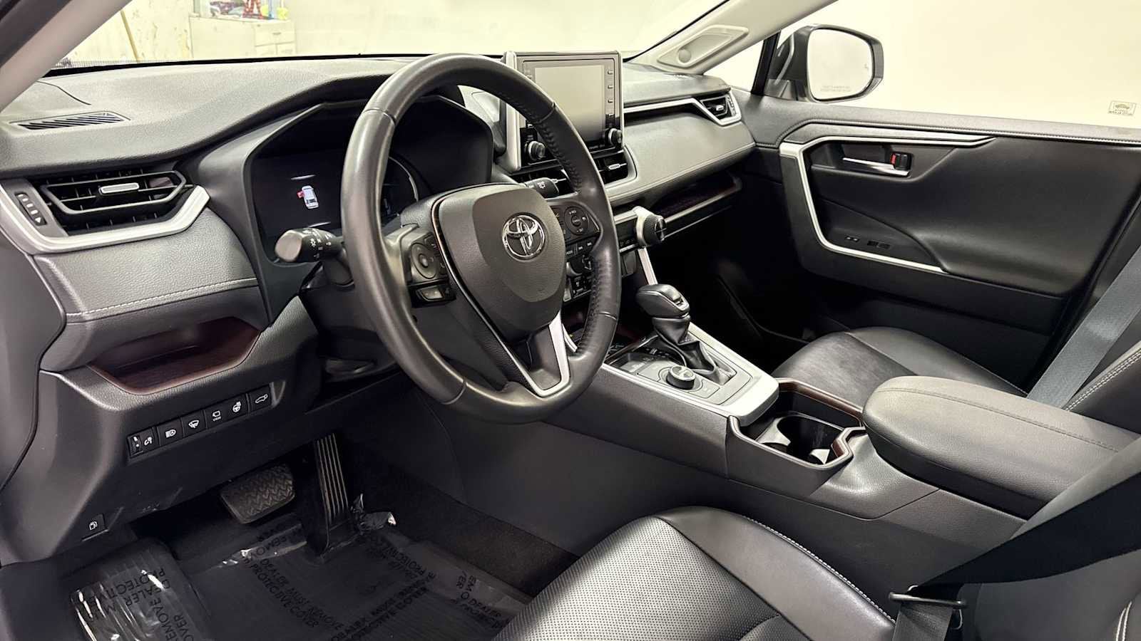 Thumbnail: 2020 Toyota RAV4 - 12