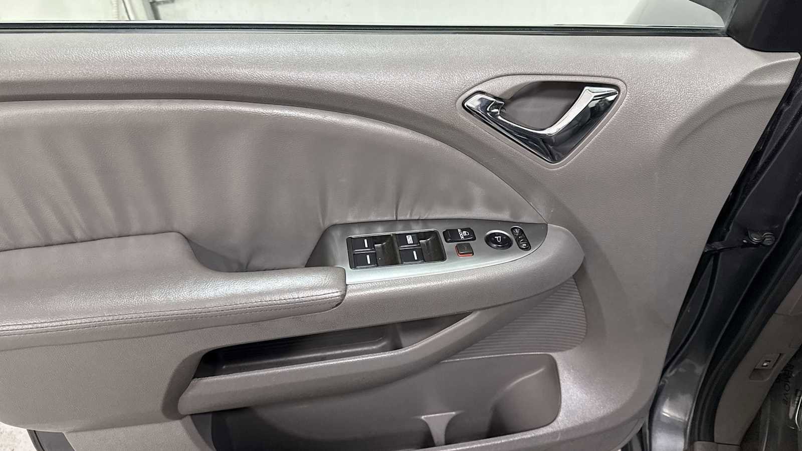 Thumbnail: 2010 Honda Odyssey - 16