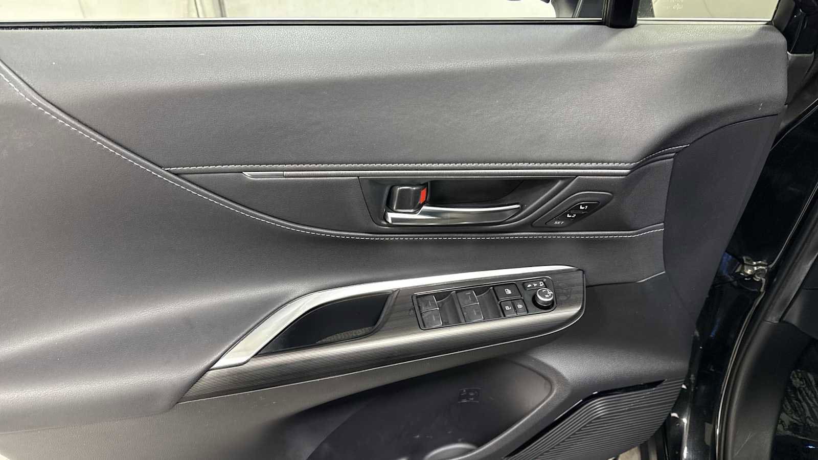 Thumbnail: 2023 Toyota Venza - 15