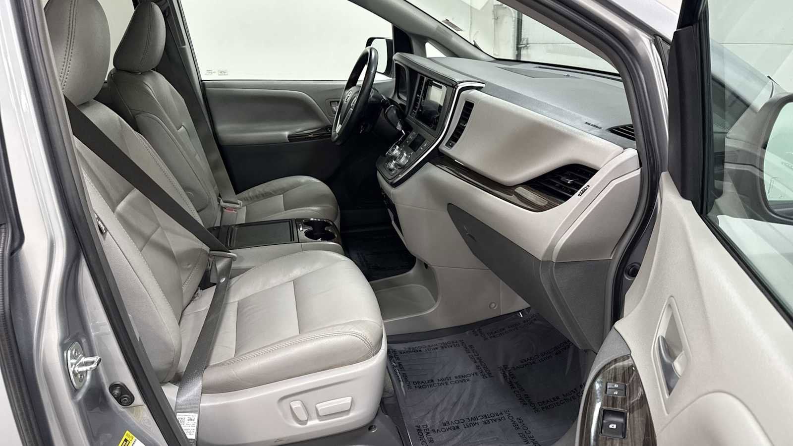 Thumbnail: 2017 Toyota Sienna - 31