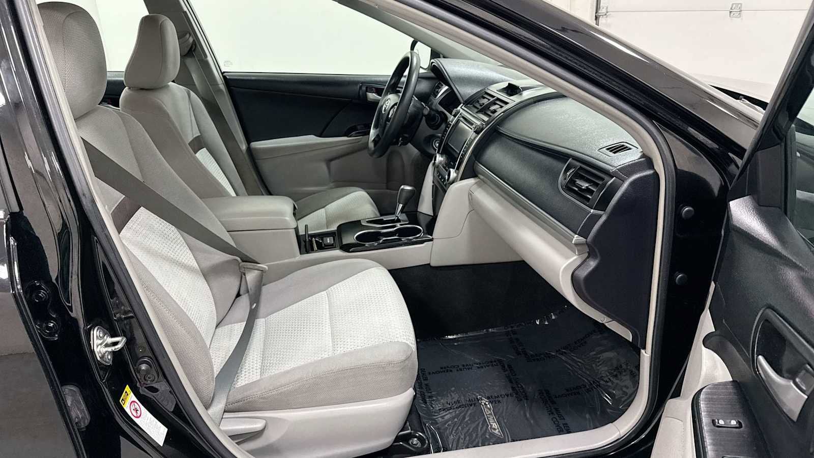 2014 Toyota Camry LE 27
