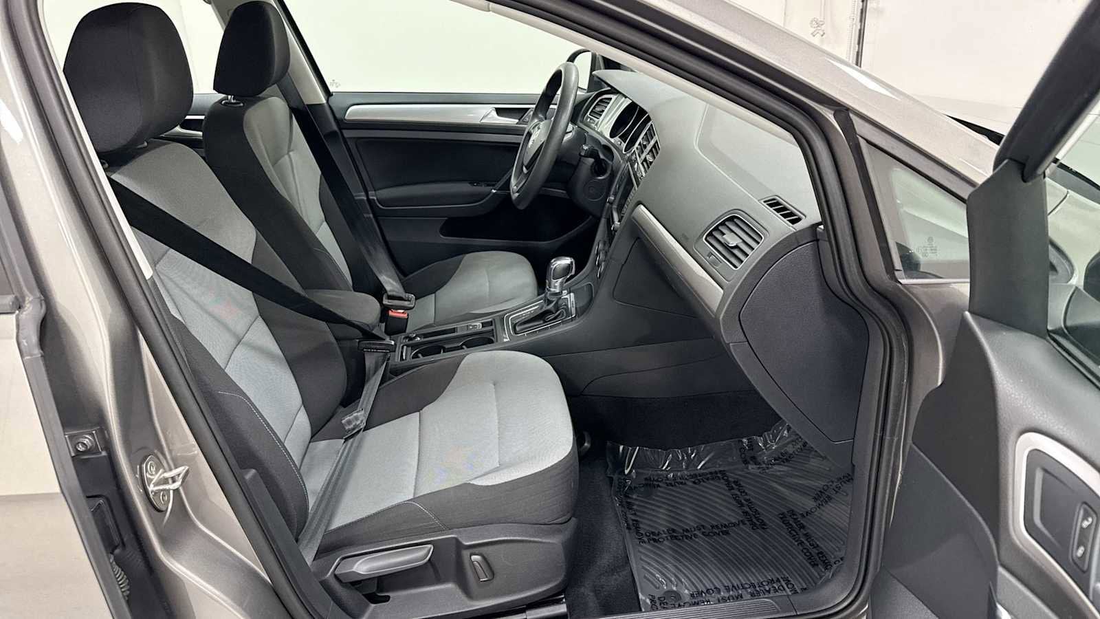 Thumbnail: 2016 Volkswagen e-Golf - 28