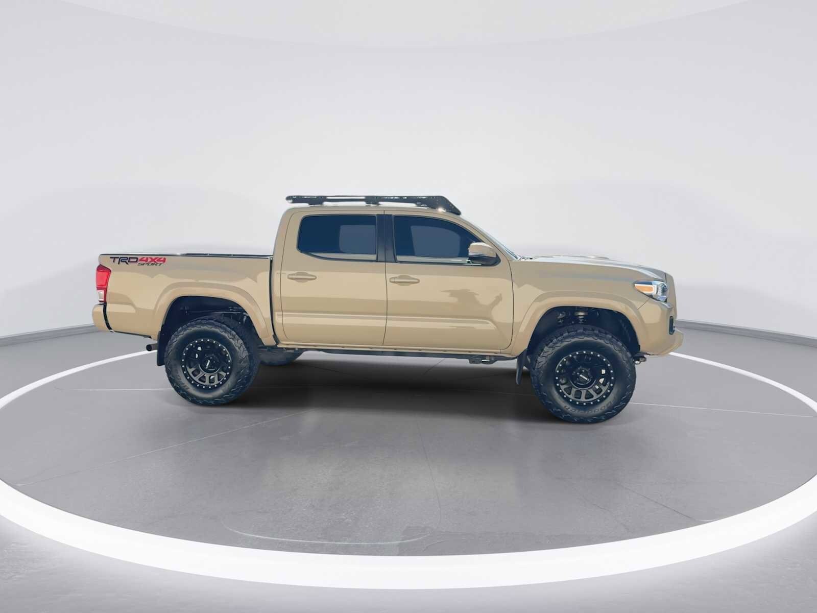 Thumbnail: 2017 Toyota Tacoma - 9