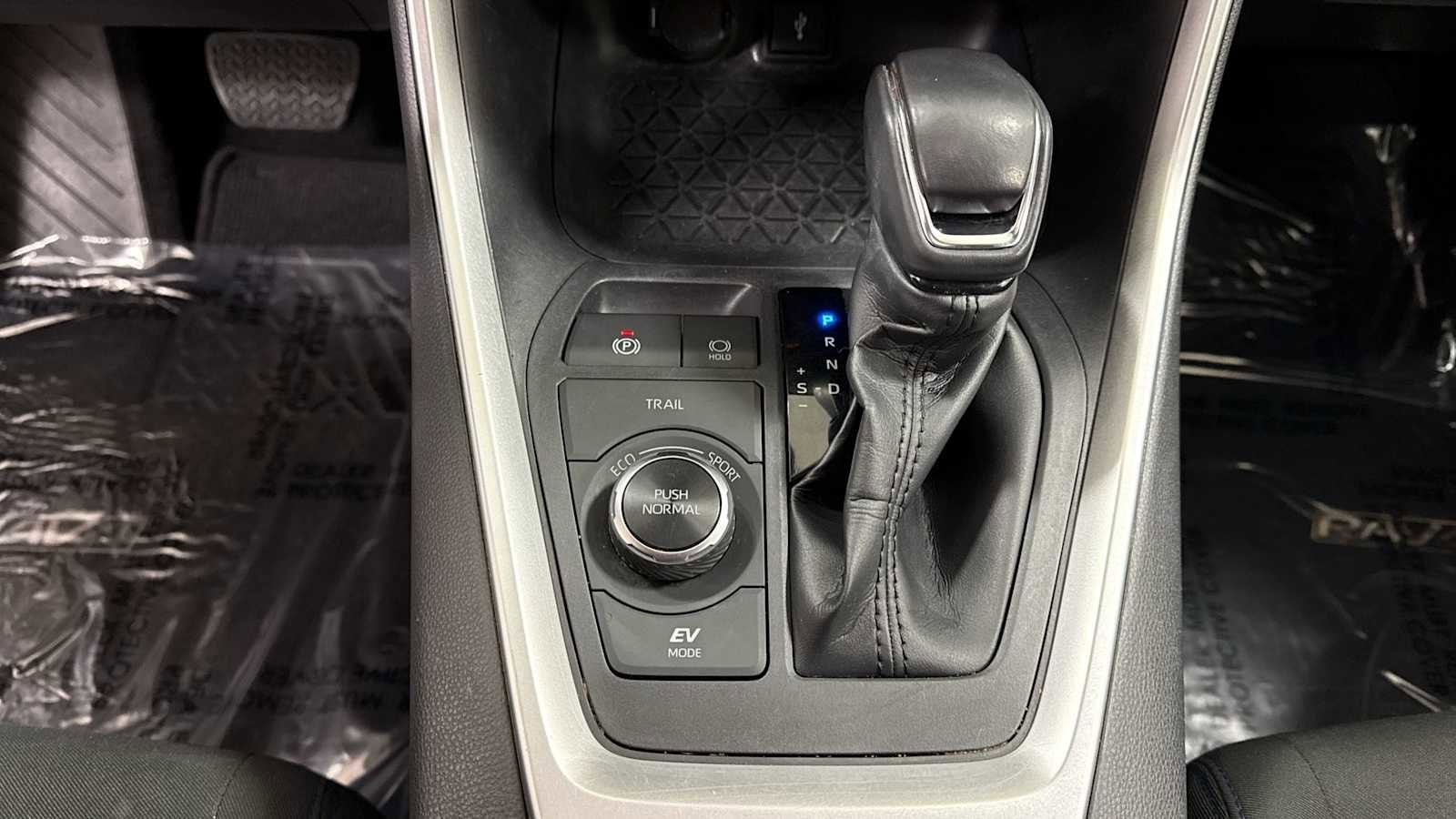 Thumbnail: 2022 Toyota RAV4 - 21