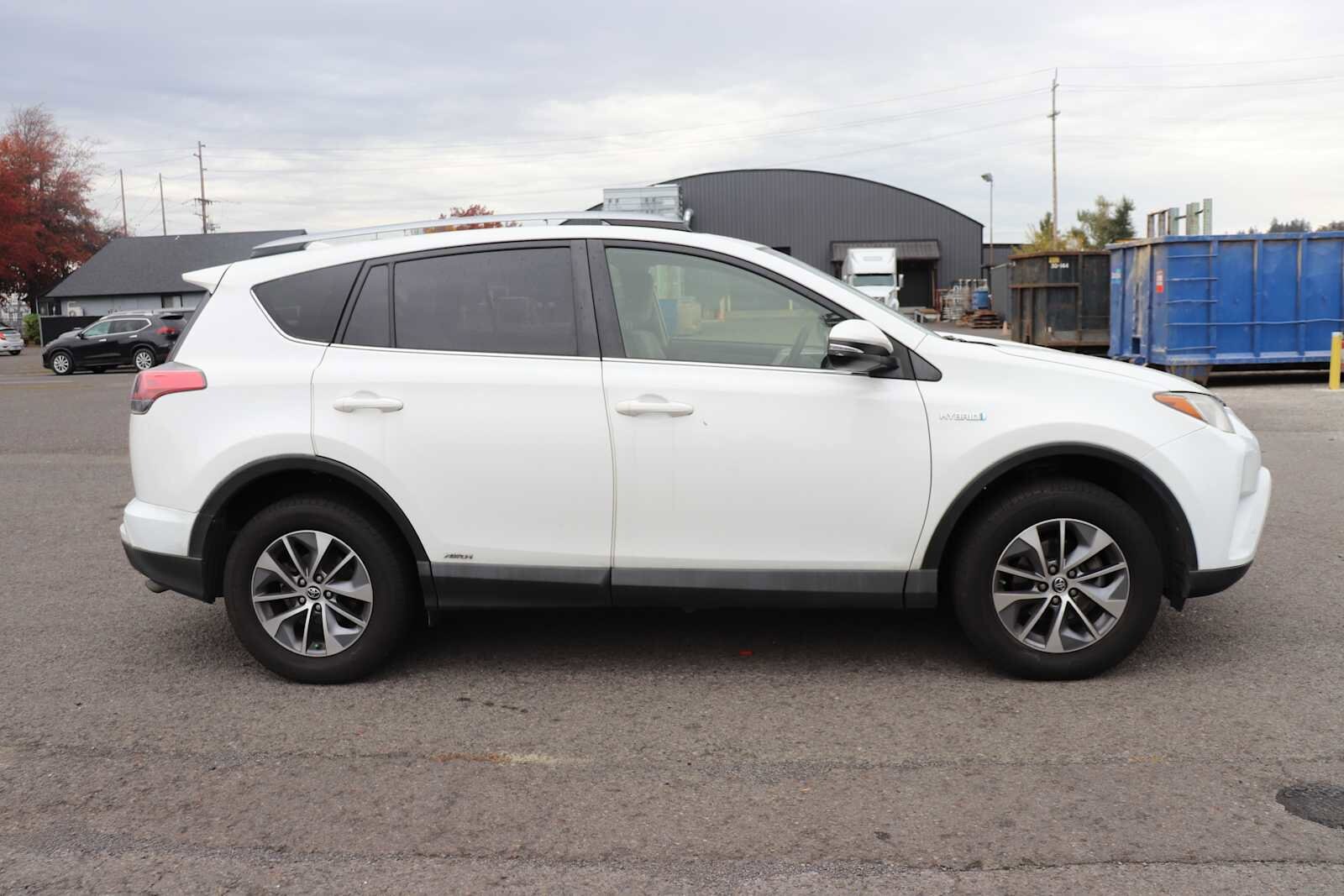 2018 Toyota RAV4 Hybrid XLE photo 4
