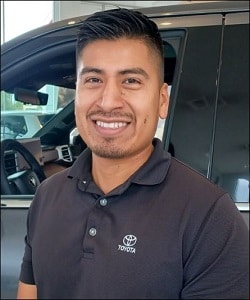 Staff member Luis Cruz from ID_35eeddbfc632