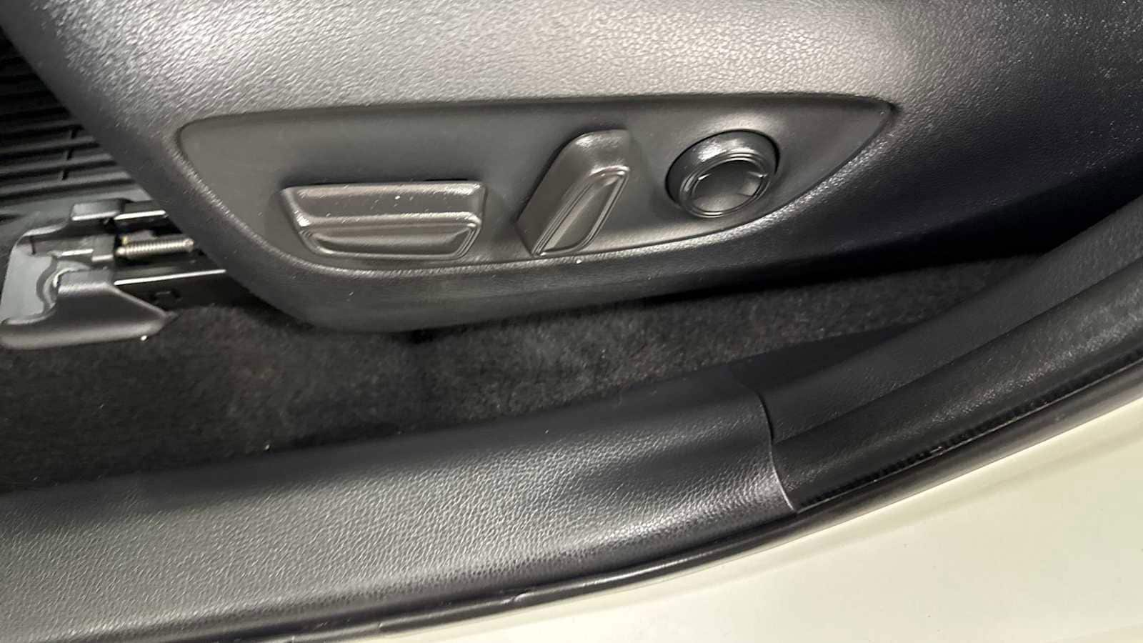 Thumbnail: 2020 Toyota RAV4 - 14