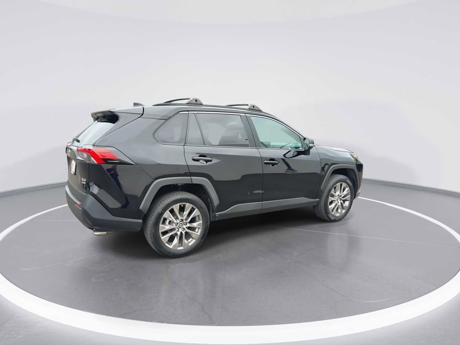 Thumbnail: 2019 Toyota RAV4 - 8