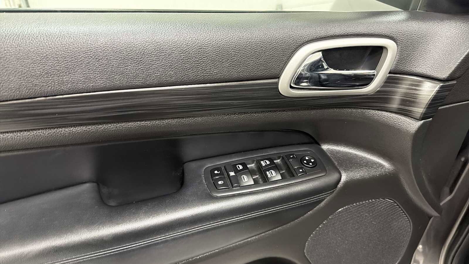 Thumbnail: 2020 Jeep Grand Cherokee - 15