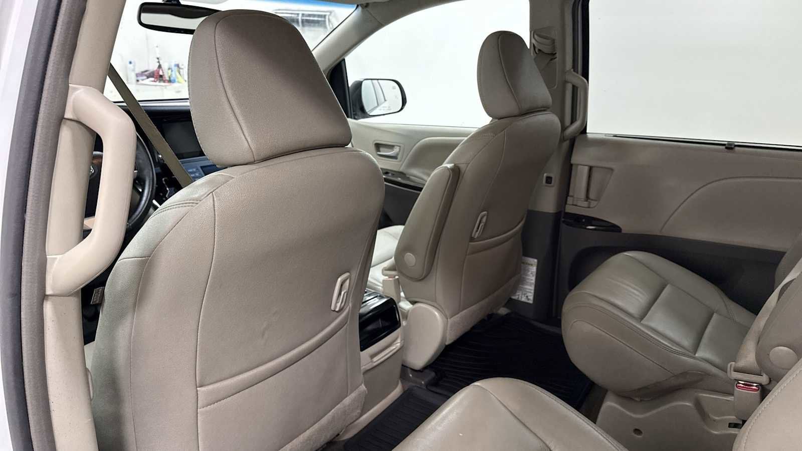 Thumbnail: 2017 Toyota Sienna - 27