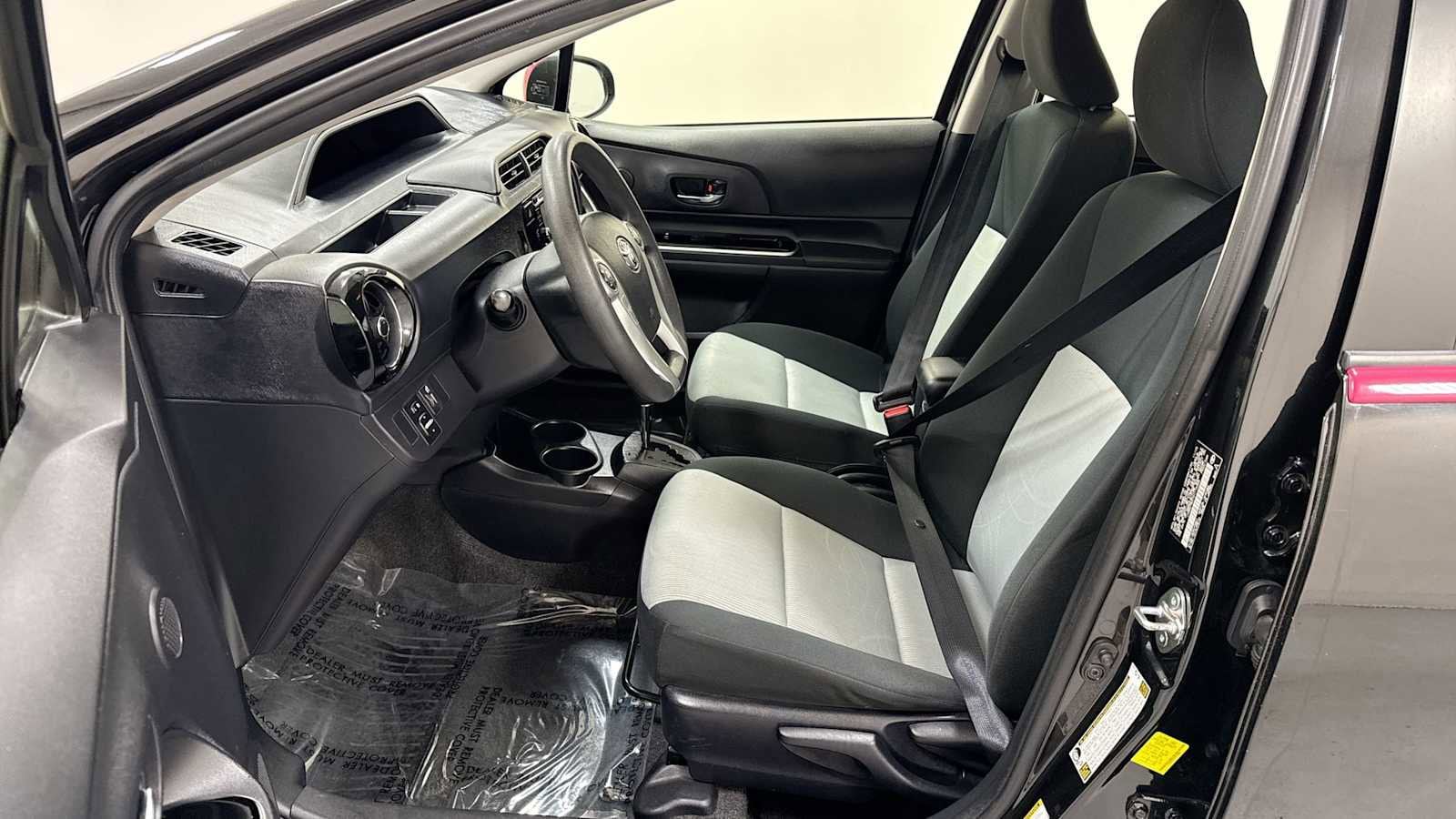 Thumbnail: 2016 Toyota Prius c - 13