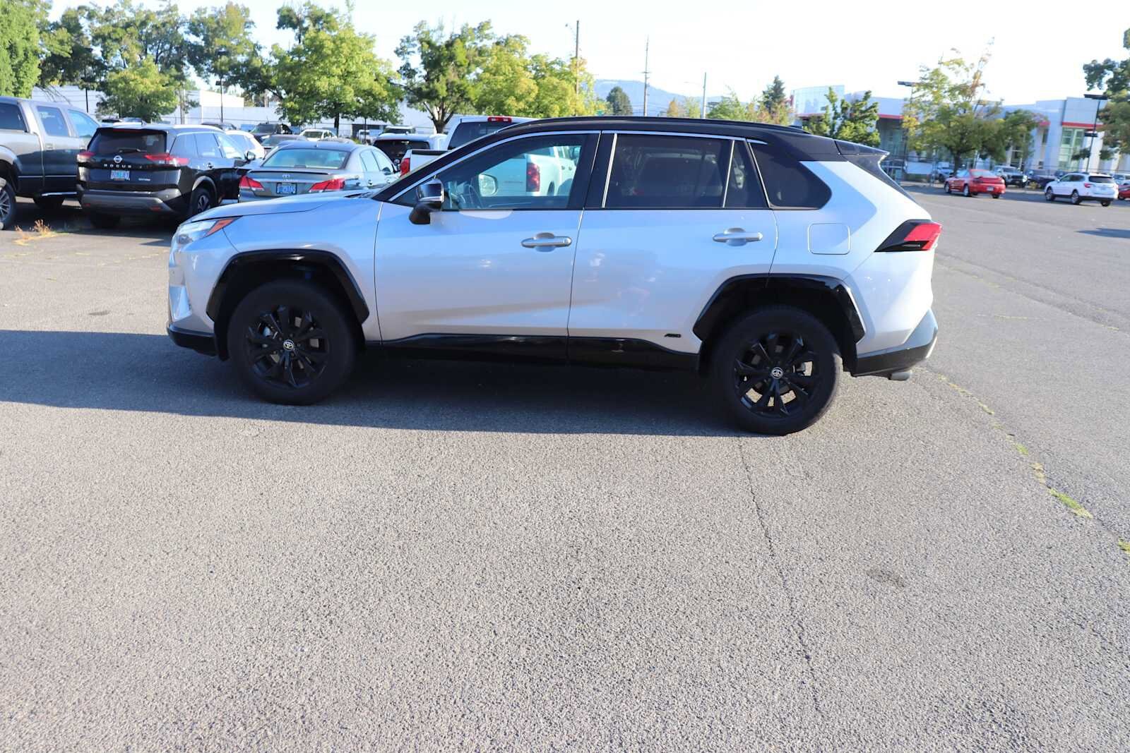 Thumbnail: 2022 Toyota RAV4 - 8