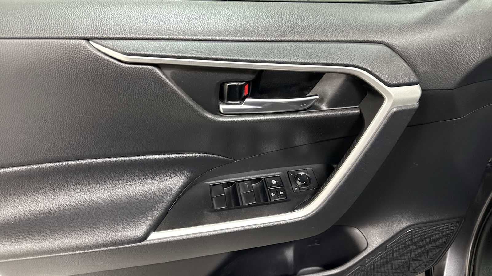 Thumbnail: 2021 Toyota RAV4 - 15