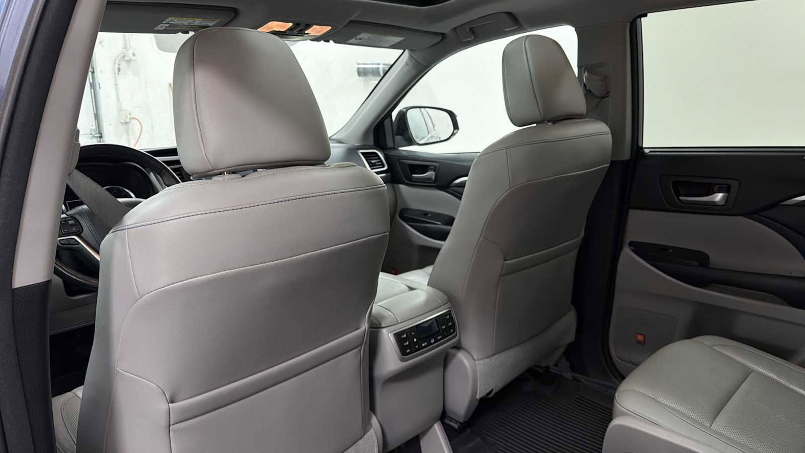 Thumbnail: 2017 Toyota Highlander - 27