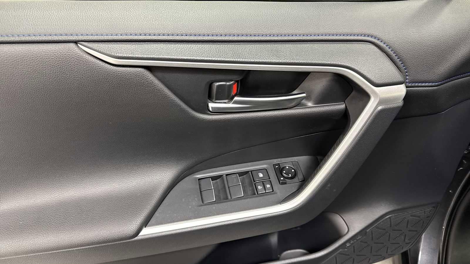 Thumbnail: 2019 Toyota RAV4 - 15