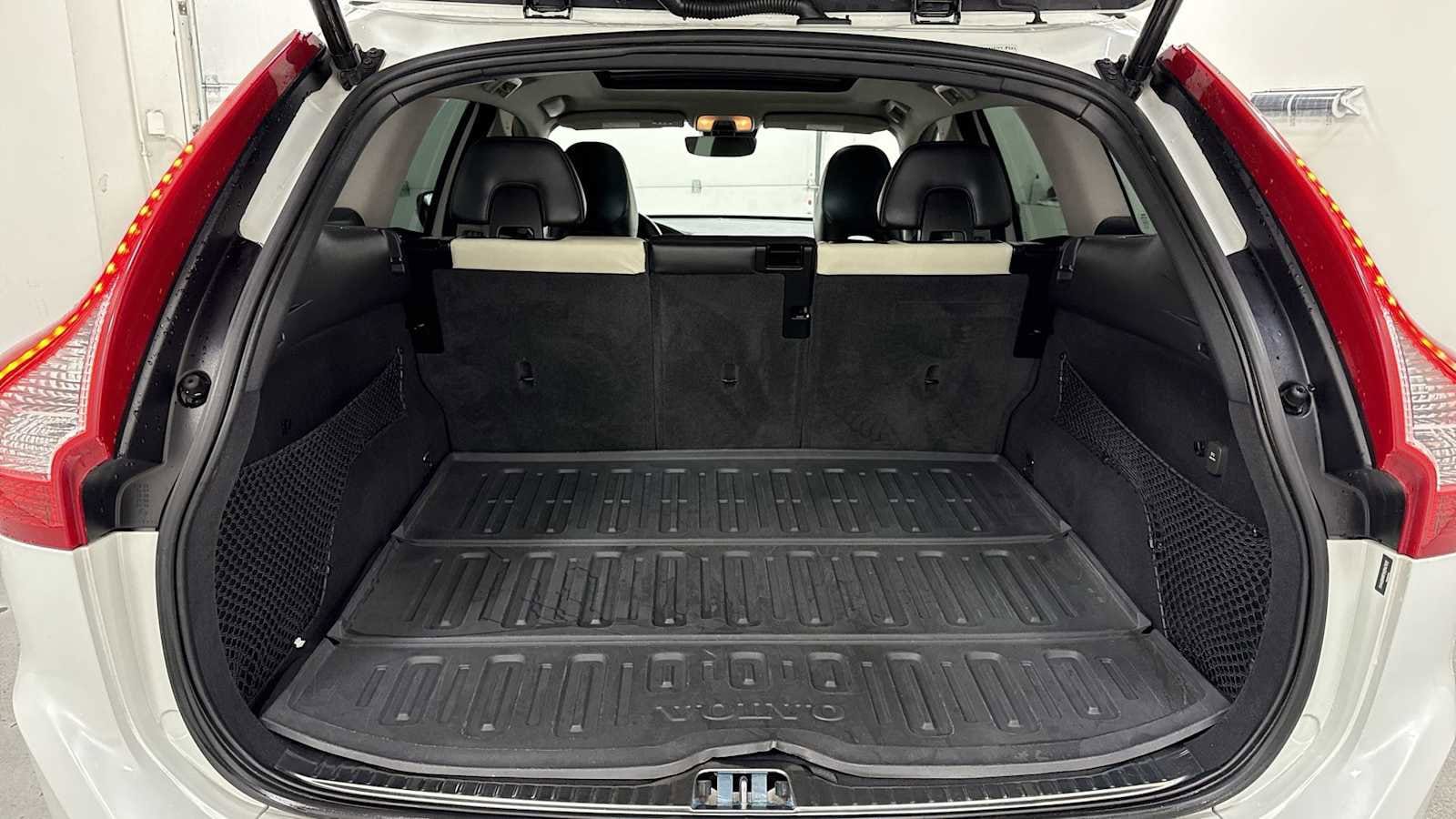 Thumbnail: 2017 Volvo XC60 - 28