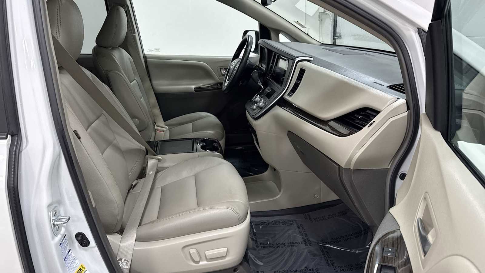 Thumbnail: 2017 Toyota Sienna - 31