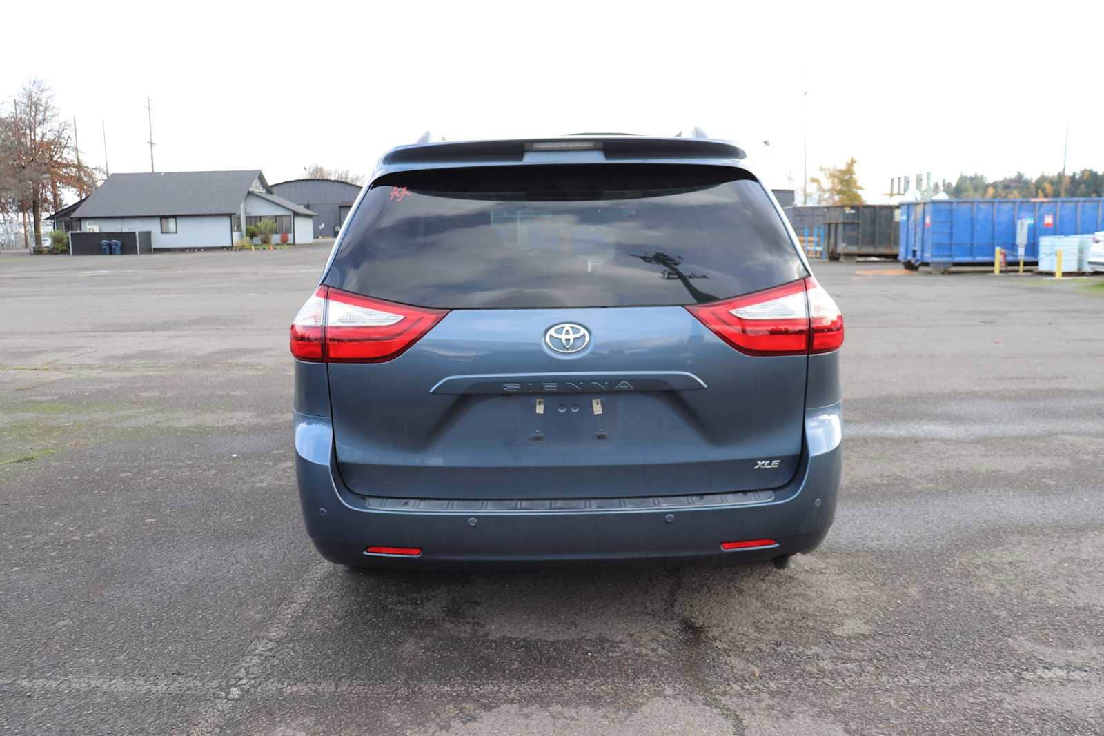 Thumbnail: 2016 Toyota Sienna - 6