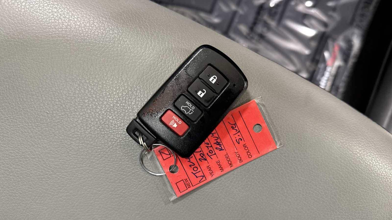 Thumbnail: 2016 Toyota RAV4 - 32