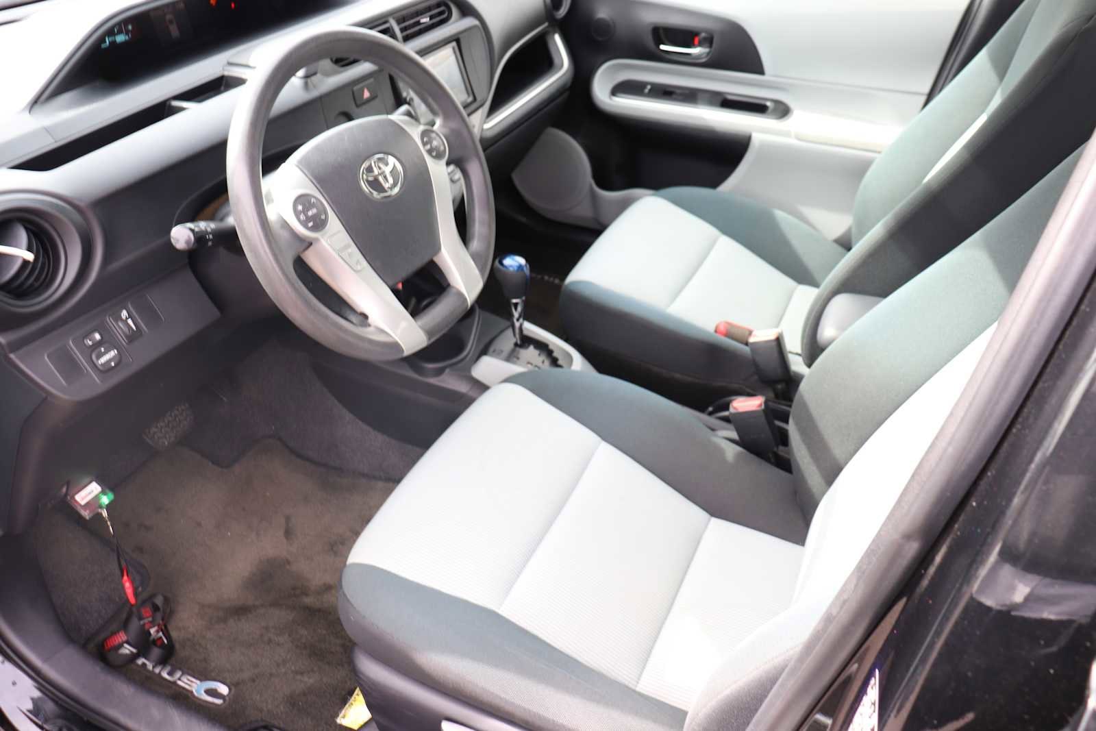 Thumbnail: 2014 Toyota Prius c - 10