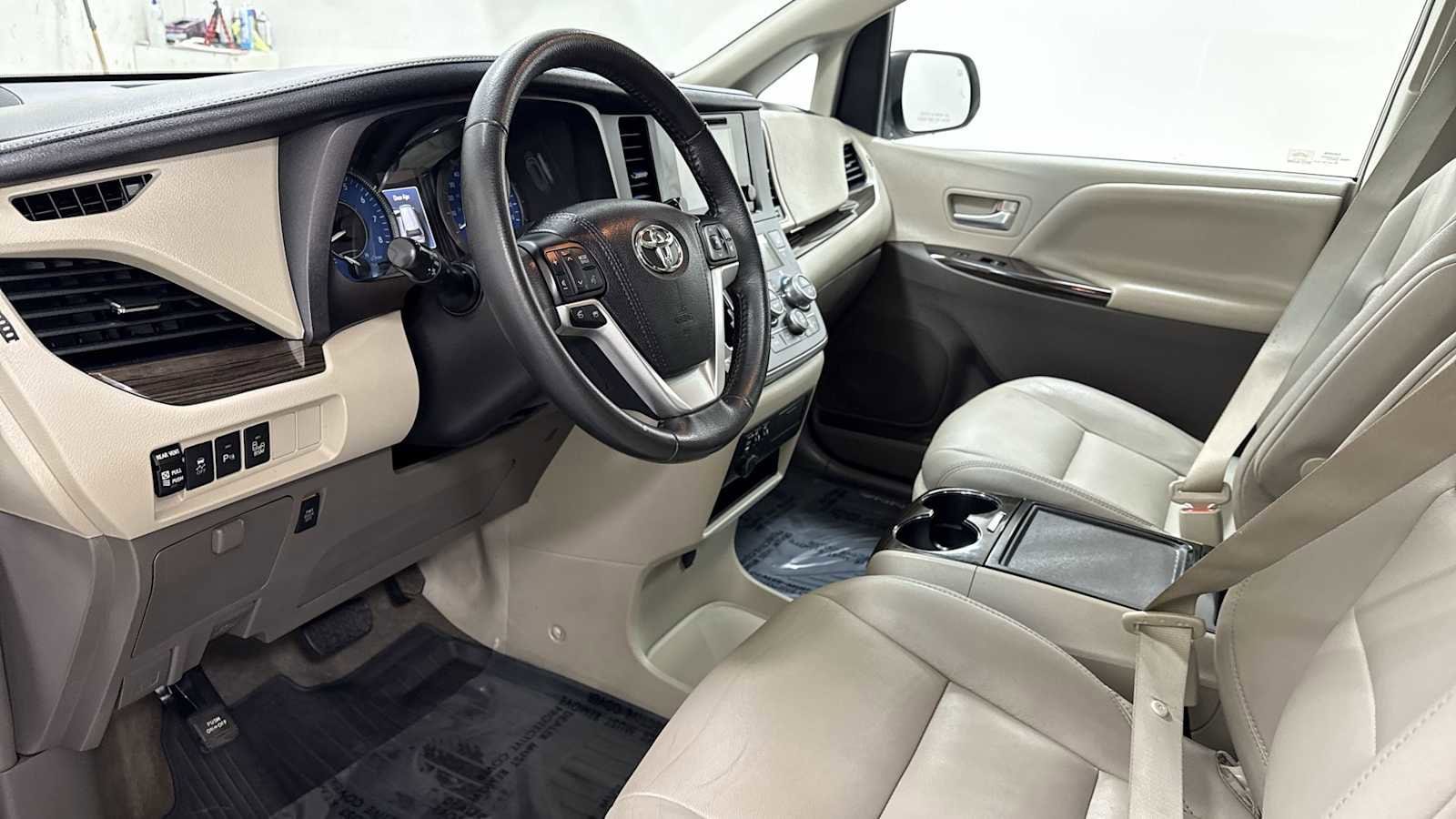 Thumbnail: 2017 Toyota Sienna - 12