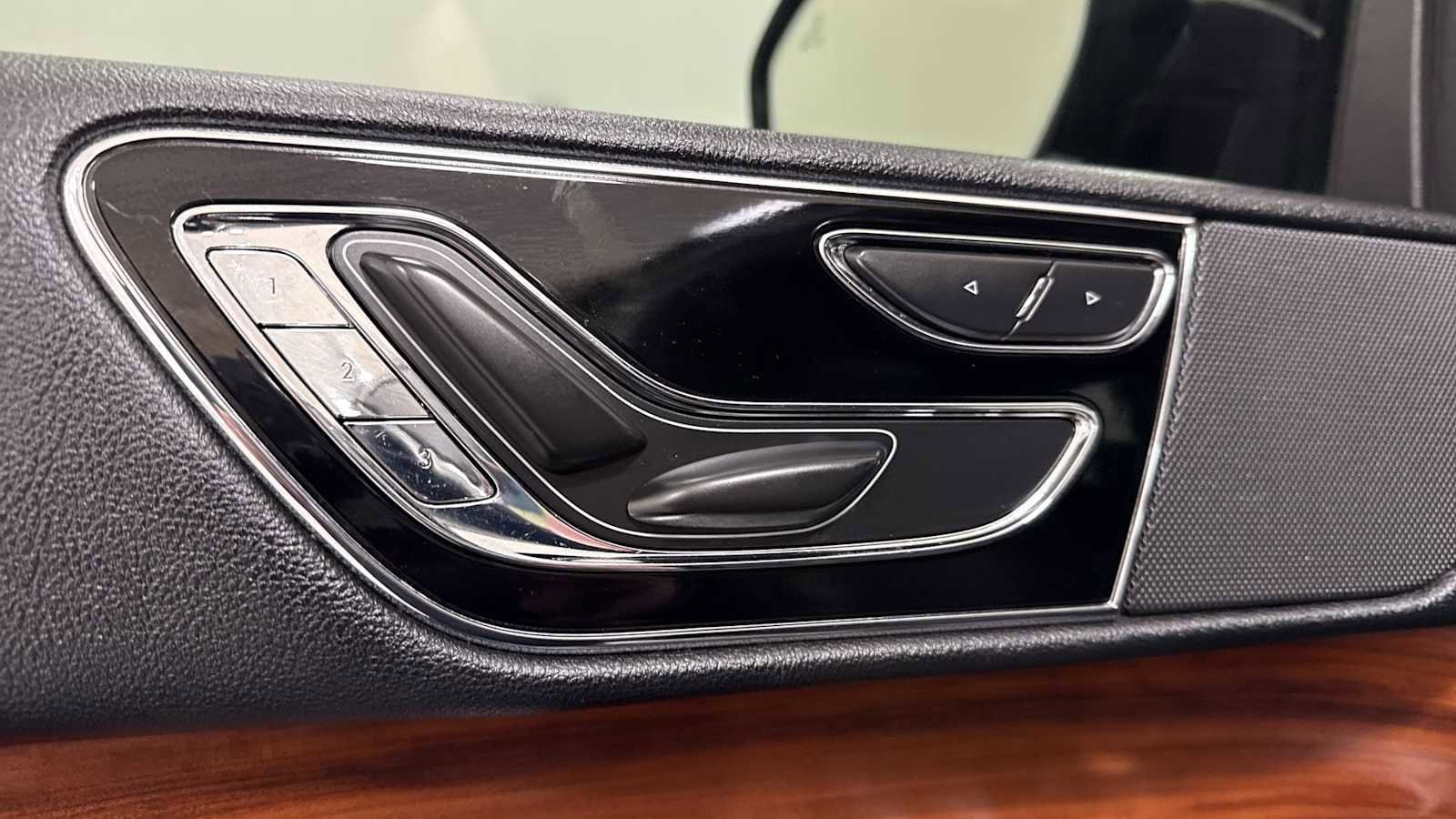 Thumbnail: 2019 Lincoln Navigator - 14