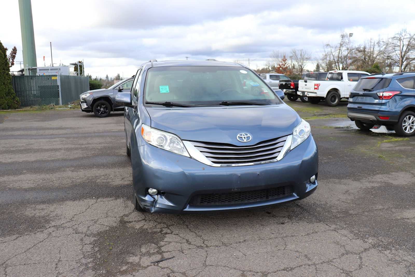 Thumbnail: 2016 Toyota Sienna - 3