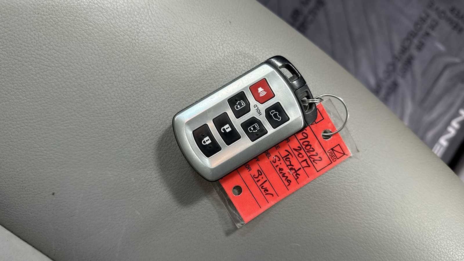 Thumbnail: 2017 Toyota Sienna - 33