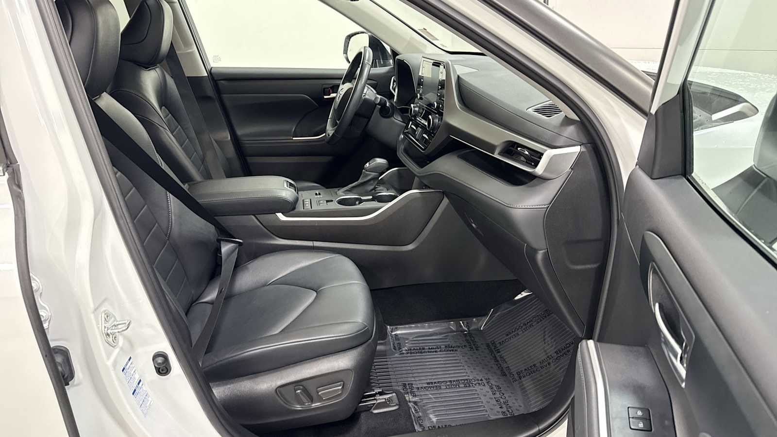 Thumbnail: 2022 Toyota Highlander - 30