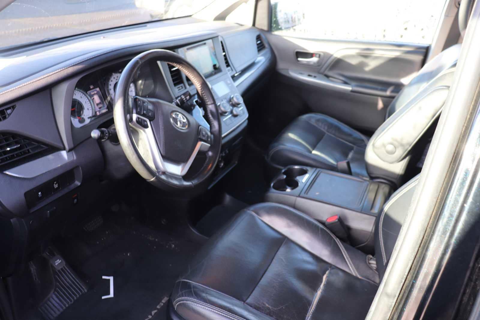 Thumbnail: 2016 Toyota Sienna - 10