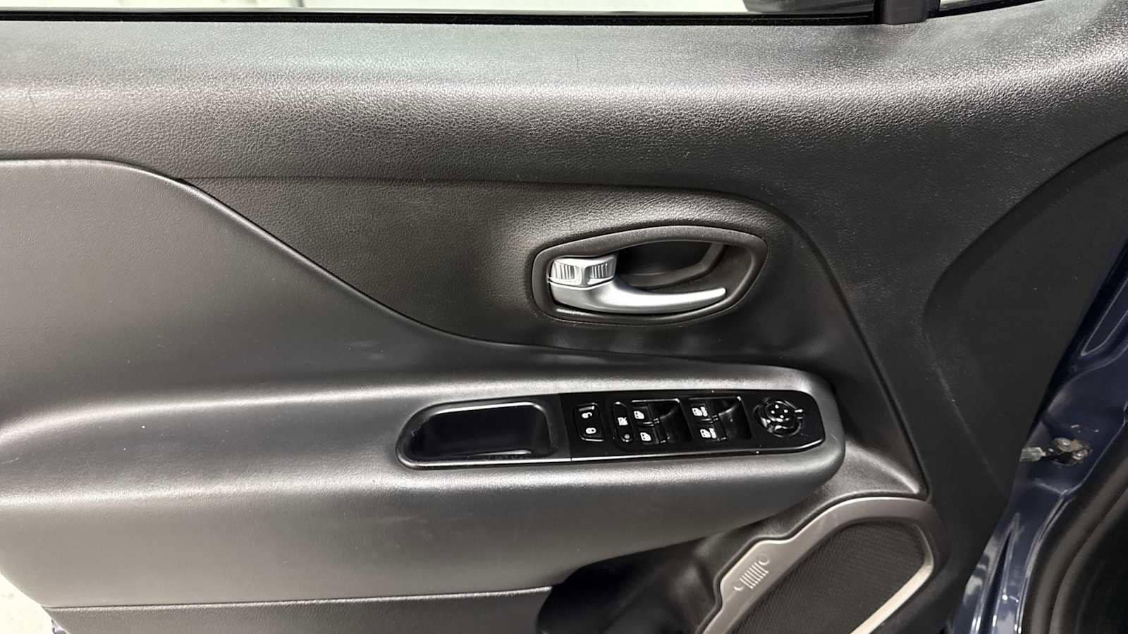 Thumbnail: 2022 Jeep Renegade - 15