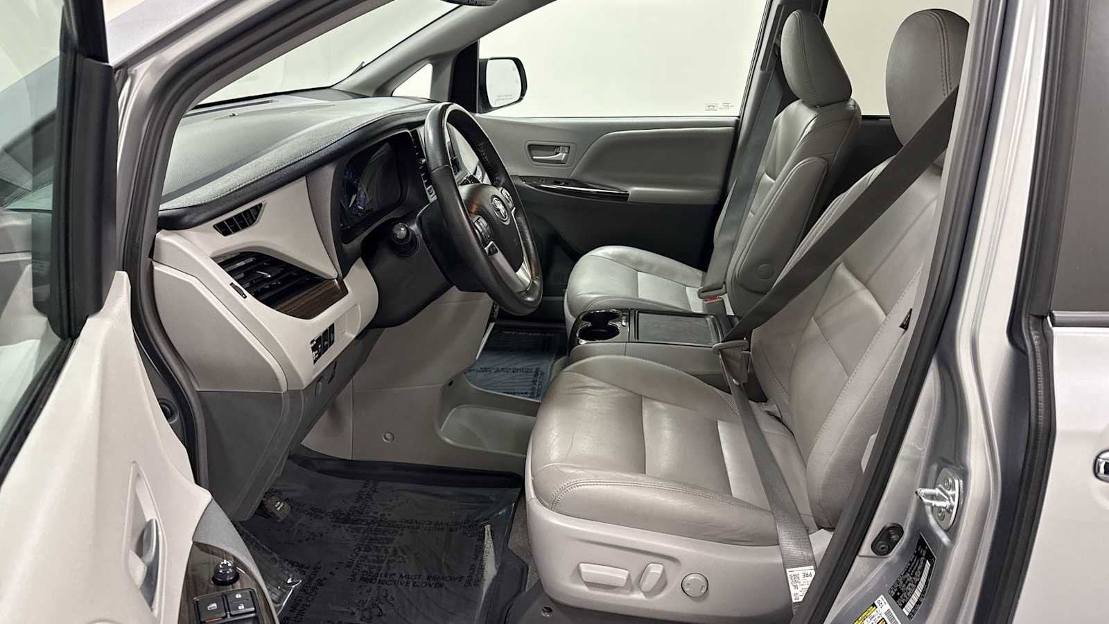 Thumbnail: 2017 Toyota Sienna - 13