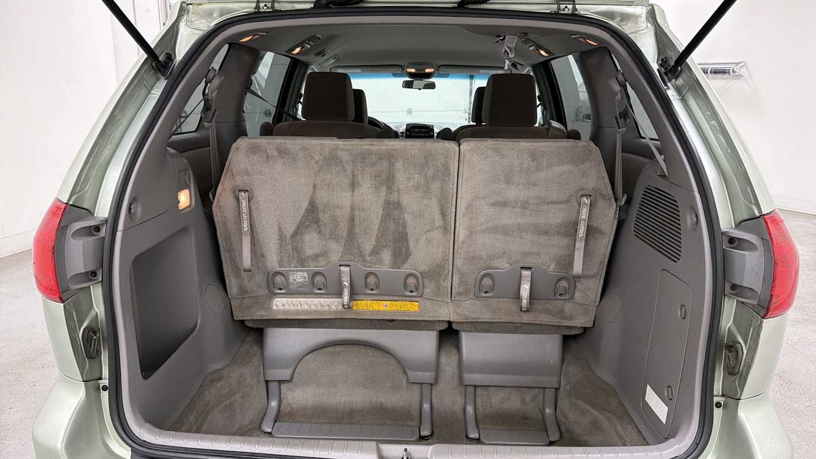 Thumbnail: 2010 Toyota Sienna - 26